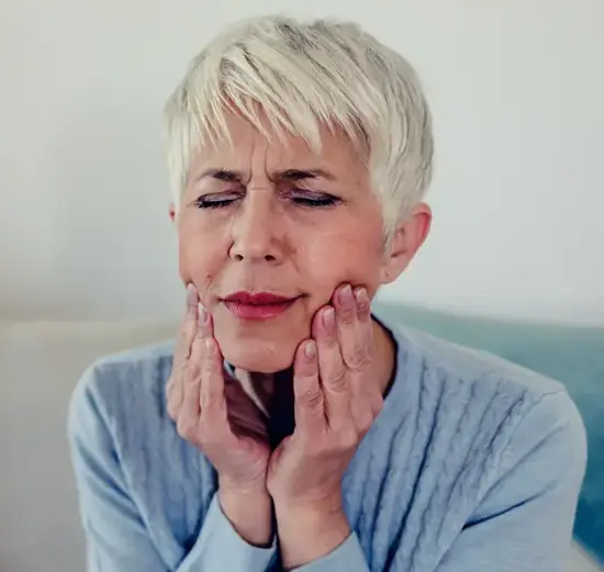donna con dolore mandibolare disturbo ATM